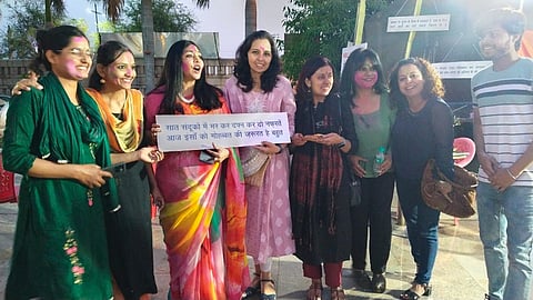 होली मिलन समारोह में सभी धर्मों के लोगों ने मिलकर होली खेली