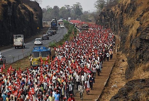 अपनी मांगों को लेकर पैदल सड़क पर उतरे किसान