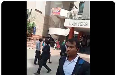 दिल्ली के साकेत कोर्ट में भीड़ के सामने महिला पर फायरिंग, आरोपी गिरफ्तार