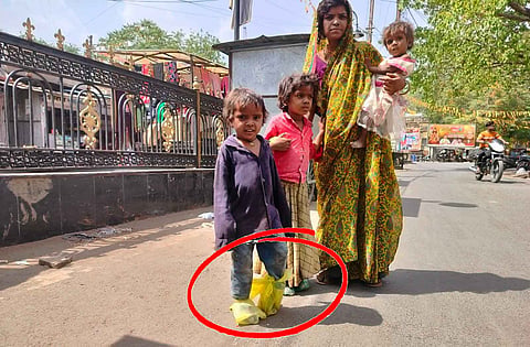 आदिवासी महिला अपने बच्चों के साथ