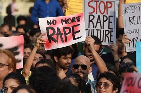 दिल्ली में फिर इंसानियत हुई शर्मसार, इंसाफ के इंतजार में गैंगरेप पीड़िता की मौत