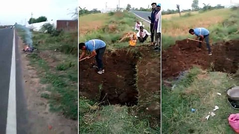 हाइवे किनारे शव का अंतिम संस्कार करने के लिए गड्ढा खोदते परिजन