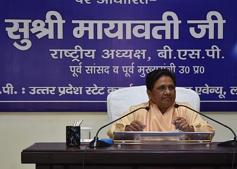 बैठक के दौरान कार्यकर्ताओं को सम्बोधित करती बसपा प्रमुख।