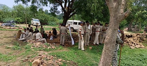 मध्य प्रदेश: शिवपुरी में दलित युवकों के साथ अमानवीयता करने वालों के घर पर चला बुलडोजर