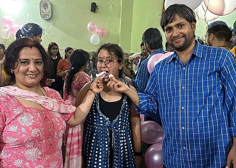 बेटी के रजस्वला होने पर सेलिब्रेट करते परिजन