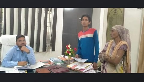 जयपुर। परिजन के साथ अधिकारी को ज्ञापन देता युवक।