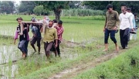 मध्य प्रदेश: श्मशान के रास्ते पर सवर्णों का कब्जा, खेतों पर अंतिम संस्कार कराने को मजबूर दलित परिवार