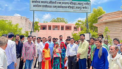 नागौर। एसडीएम को ज्ञापन देने पहुंचे पीड़ित दलित परिवार।
