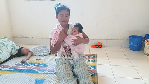 YVA (Young Vaiphei Association) रिलीफ कैम्प में रहने वाली लामवाह तोउथांग (Lamvah Touthang) के पास बच्चे को पिलाने के लिए दूध, पहनाने के लिए कपड़े और दवाई खरीदने के लिए पैसे नहीं हैं.
