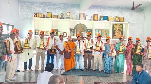 स्वतंत्रता दिवस पर बहुजन क्रांति स्तंभ निर्माण समिति द्वारा एक सादे समारोह में शहीदों के परिवार जनों का सम्मान किया गया
