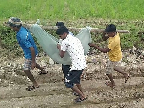 अलीराजपुर के ग्राम पंचायत वाव के जैतपुर से एक मरीज को लकड़ी के सहारे झोली में अस्पताल ले जाते लोग.