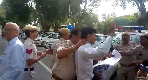 पुलिस ने प्रदर्शनकारियों को किया डिटेन