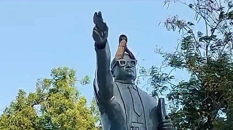 डॉ. अंबेडकर की मूर्ति के सिर और हाथ पर रखे गए जूते