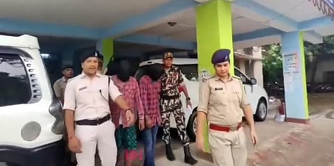 बिहार के समस्तीपुर में हुई घटना के आरोपियों को गिरफ्तार कर ले जाती हुई पुलिस