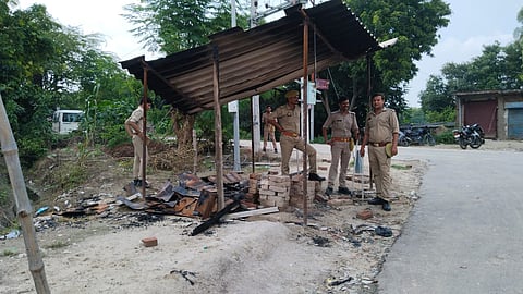 ट्रिपल मर्डर मामले की गंभीरता को देखते हुए एडीजी जोन के आदेश पर गांव में अस्थाई थाना स्थापित किया गया है।