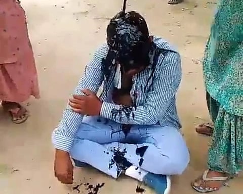 श्रीगंगानगर में एक शिक्षक ने छात्रा से छेड़छाड़ की तो गांव की महिलाओं ने शिक्षक का मुंह काला कर पिटाई की।