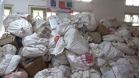 डाकघर में चिट्ठियां और पार्सल के ढेर