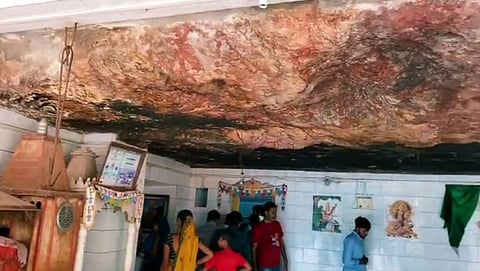 बौद्ध गुफाओं के अंदर व आस-पास बनाएँ गए पूजा स्थल