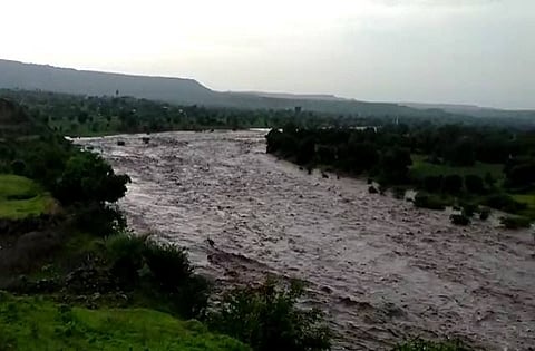 सरकार ने क्षेत्र के प्रभावित परिवारों को अब तक मुआवजा नहीं दिया है, जबकि बाढ़ के दौरान यहां आए मंत्रियों ने मुआवजा दिए जाने का ऐलान किया था।