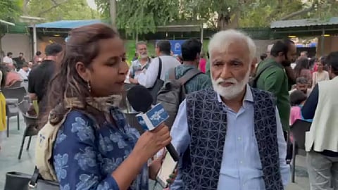 प्रेस क्लब ऑफ इंडिया में वरिष्ठ पत्रकार उर्मिलेश से बातचीत करती द मूकनायक की फाउंडर मीना कोतवाल.