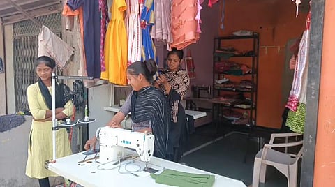 स्कूल कॉलेज जाने वाली लड़कियां पिता का हाथ बंटाने के लिए पढ़ाई छोड़ काम करने को विवश हैं.