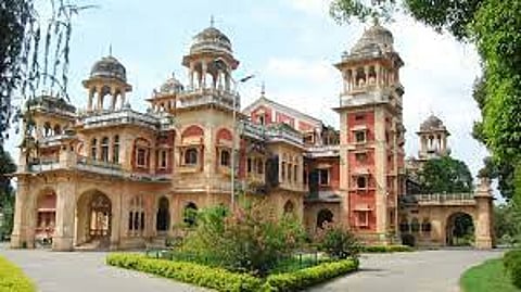 छात्रों का आरोप है कि दर्जनों की संख्या में छात्रों को विश्वविद्यालय से बेदखल कर परिसर के लोकतांत्रिक छवि को धूमिल किया जा रहा है।