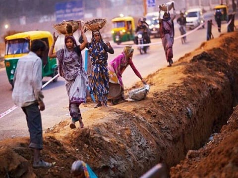 दिल्ली: बिल्डिंग से गिरकर मजदूर की मौत, कार्यस्थल पर सुरक्षा मानकों में बढ़ती ढ़ील