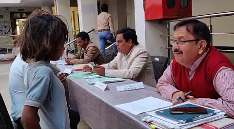 जिला कार्यालय में जनसुनवाई में अधिकारियों को शिकायत करती बच्ची।