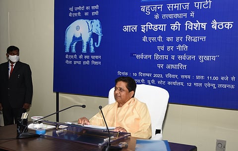 बसपा प्रमुख मायावती पार्टी कार्यकर्ताओं को संबोधित करते हुए.