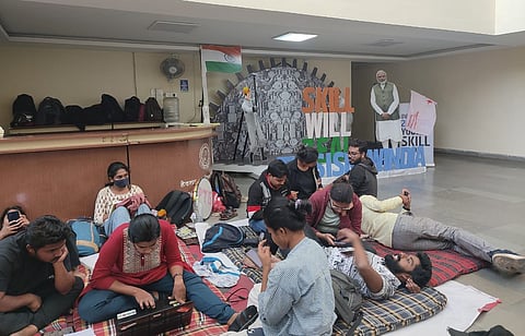 धरने पर बैठे छात्र