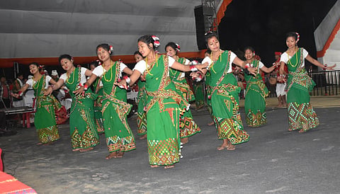 अली-आए लिगांग के अवसर पर नृत्य करती मिसिंग समुदाय की लड़कियां।