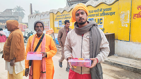 अयोध्या राम मंदिर के परिसर के बाहर टीका लगाने वाले पुजारीगण.