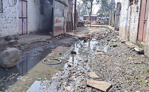 भूजल प्रदूषित बस्तियों में ट्यूबवेल का पानी.