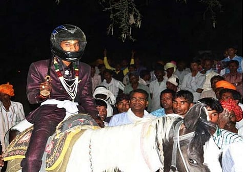 मई 2015 में, मध्य प्रदेश के रतलाम जिले के नेग्रुन गांव में ऊंची जाति के हमले से बचने के लिए एक दलित दूल्हे को शादी में हेलमेट पहनना पड़ा।