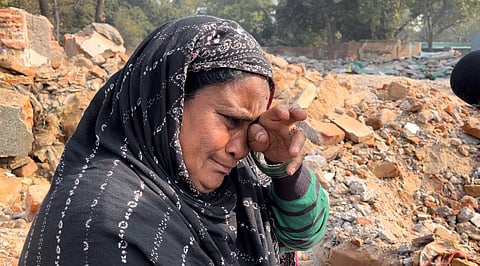 आपबीती सुनाते हुए आँसू पोंछती फरज़ाना।