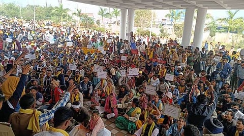 बैतुल आठनेर बस स्टैंड पर युवती की हत्या में शामिल आरोपियों पर कार्रवाई की मांग को लेकर आदिवासी संगठनों का प्रदर्शन.