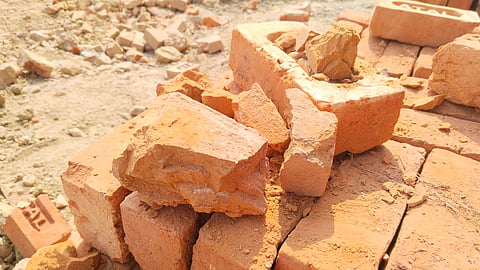 कमजोर ईंट, जिससे स्कूल का निर्माण होना है.