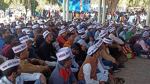 धरने पर बैठे अतिथि शिक्षक.