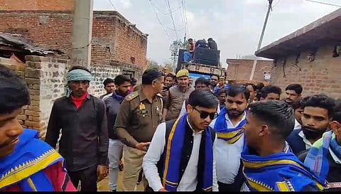 पुलिस सुरक्षा में निकाली गई बारात।