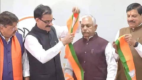 पूर्व केंद्रीय मंत्री सुरेश पचौरी का स्वागत करते बीजेपी के वरिष्ठ पदाधिकारी।