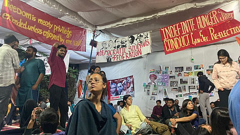 मतगणना स्थल के बाहर हंगर स्ट्राइक पर बैठी स्वाति सिंह।