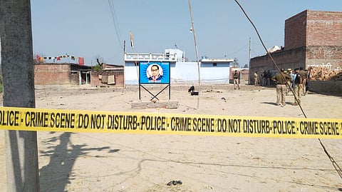 सिलईबड़ा गांव की वह जमीन और उस पर लगा हुआ आम्बेडकर की तस्वीर वाला बोर्ड.