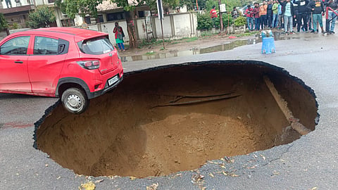 विकासनगर में धंसी सड़क.