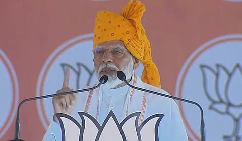 बांसवाड़ा में एक चुनावी रैली को संबोधित करते हुए प्रधानमंत्री नरेंद्र मोदी
