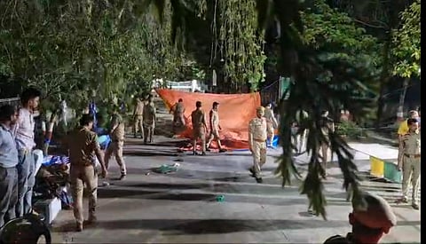 बीबीएयू में धरनास्थल पर मौजूद पुलिस।
