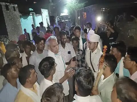नयागांव ढिगारिया में पीड़ित परिवार और बैरवा समाज, दूल्हे से बातचीत करते MLA हरीश चंद्र मीना ।