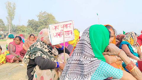 अपनी जमीन बचाने की लड़ाई लड़ती किसान महिलाएं.