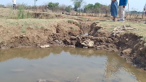 पन्ना में कीचड़ के पानी को छान कर पी रहे ग्रामीण।