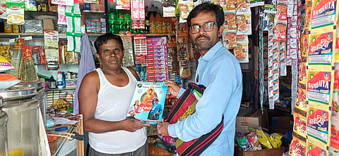 वालंटियर्स घर घर संपर्क कर पत्रक का वितरण कर रहे हैं