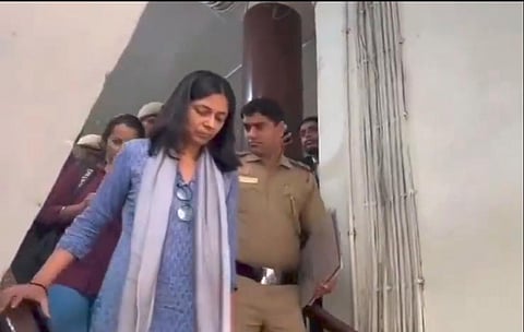 तीस हजार कोर्ट में बयान देकर बाहर आती स्वाति मालीवाल.ub